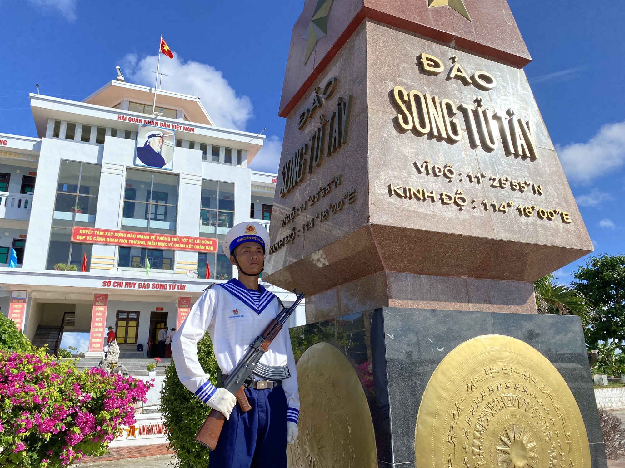 Chàng thanh niên đi vòng quanh thế giới và hành trình mang cờ Tổ quốc trở lại Trường Sa - Ảnh 3. Chàng thanh niên đi vòng quanh thế giới và hành trình mang cờ Tổ quốc trở lại Trường Sa - Ảnh 3.