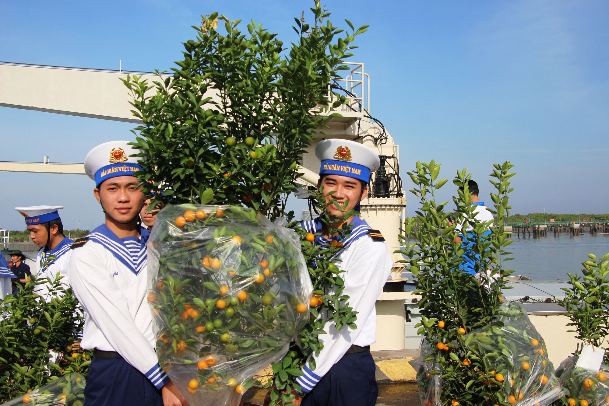 Cuộc thi viết về chủ quyền: Đưa xuân ra những nhà giàn - Ảnh 2. Cuộc thi viết về chủ quyền: Đưa xuân ra những nhà giàn - Ảnh 2.