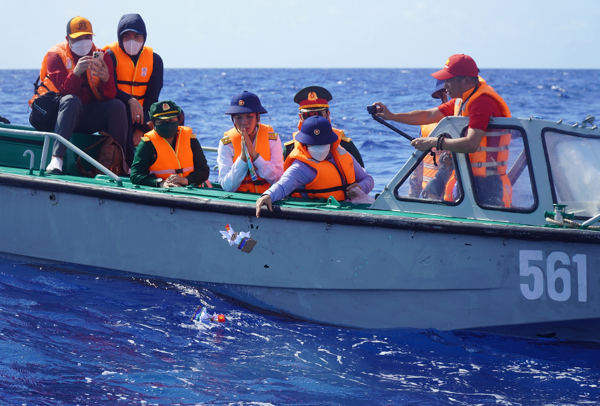 Cuộc thi viết về chủ quyền: Lá thư từ Trường Sa - Ảnh 2. Cuộc thi viết về chủ quyền: Lá thư từ Trường Sa - Ảnh 2.