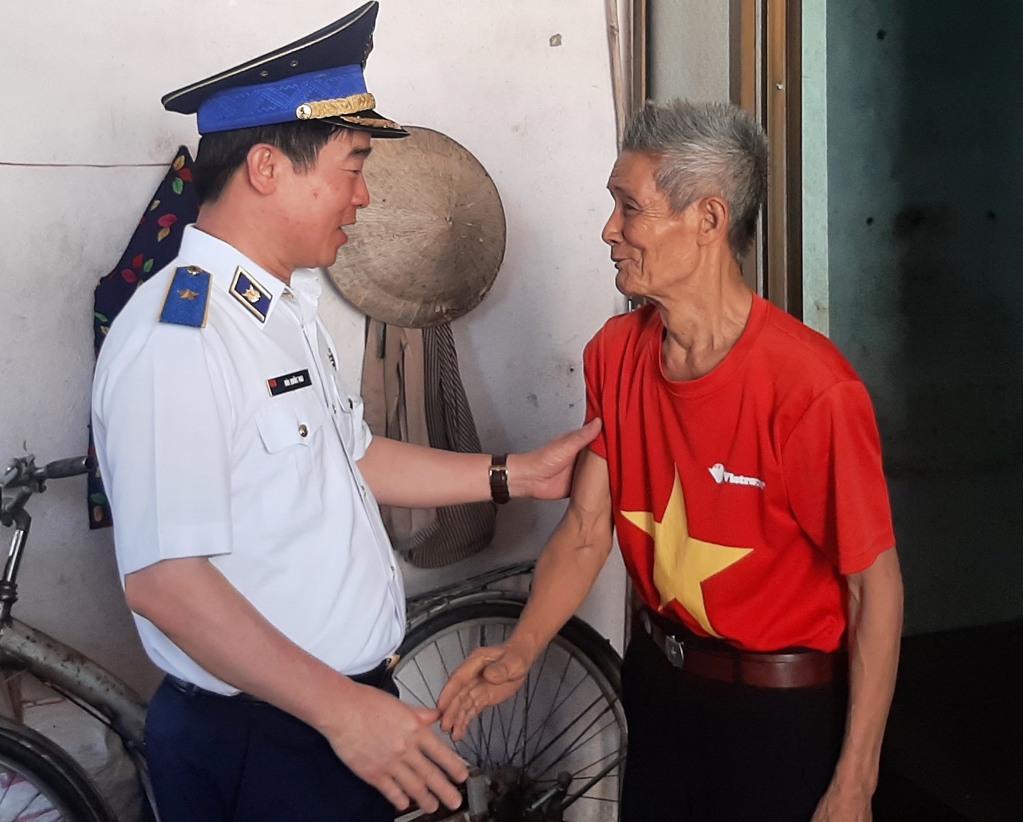 Hình ảnh xúc động trên huyện đảo Lý Sơn trong ngày 27-5 - Ảnh 3. Hình ảnh xúc động trên huyện đảo Lý Sơn trong ngày 27-5 - Ảnh 3.