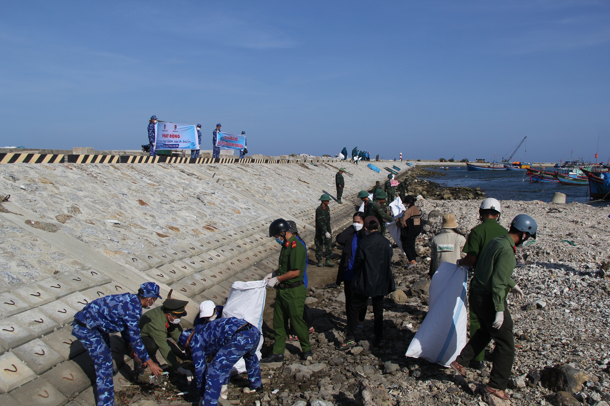 Hình ảnh xúc động trên huyện đảo Lý Sơn trong ngày 27-5 - Ảnh 6. Hình ảnh xúc động trên huyện đảo Lý Sơn trong ngày 27-5 - Ảnh 6.