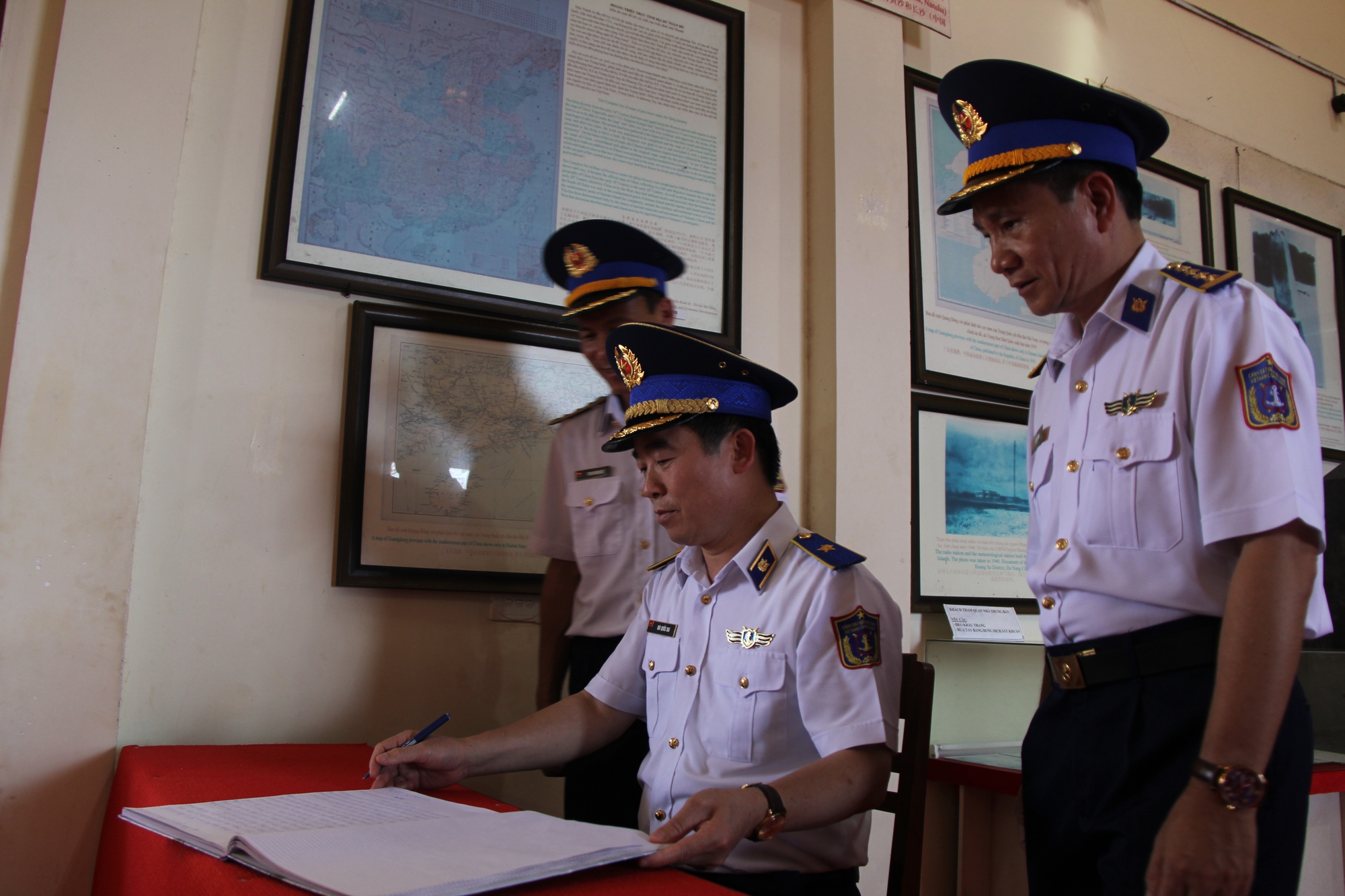 Hình ảnh xúc động trên huyện đảo Lý Sơn trong ngày 27-5 - Ảnh 9. Hình ảnh xúc động trên huyện đảo Lý Sơn trong ngày 27-5 - Ảnh 9.