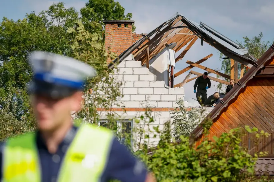Lực lượng chức năng Ba Lan tại hiện trường một UAV nghi của Nga rơi ở làng Wyryki-Wola, miền đông Ba Lan, vào ngày 10-9. Ảnh: AFP chien-su-nga-ukraine-11-9.png