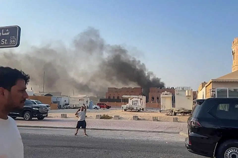 Khói bốc lên sau các vụ nổ ở thủ đô Doha (Qatar) ngày 9-9. Ảnh: AFP cuộc không kích của Israel vào Qatar.jpg