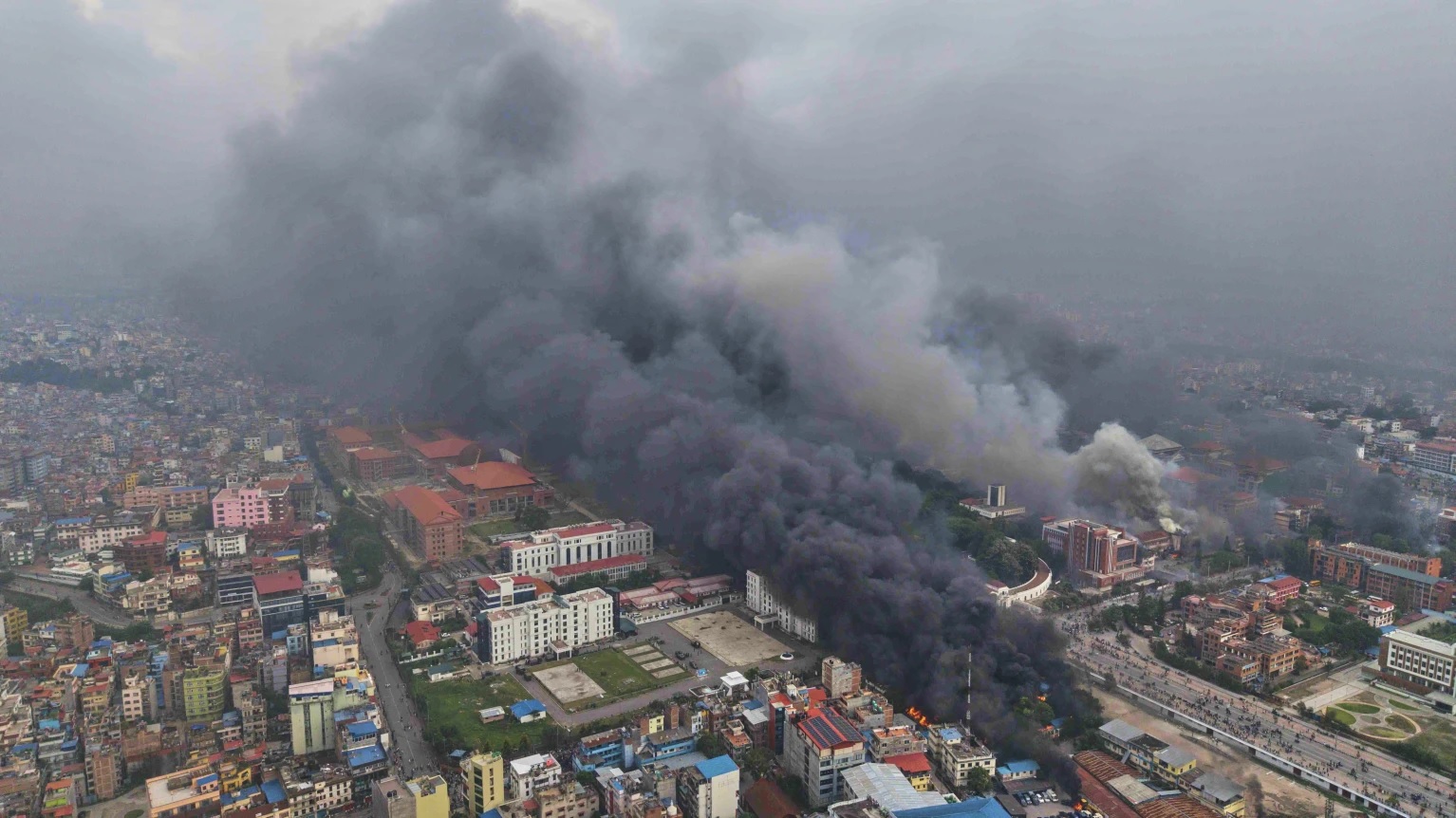 Nepal hỗn loạn: Quân đội ra tay, lộ diện ứng viên thủ tướng lâm thời- Ảnh 5. Nepal hỗn loạn: Quân đội ra tay, lộ diện ứng viên thủ tướng lâm thời- Ảnh 5.