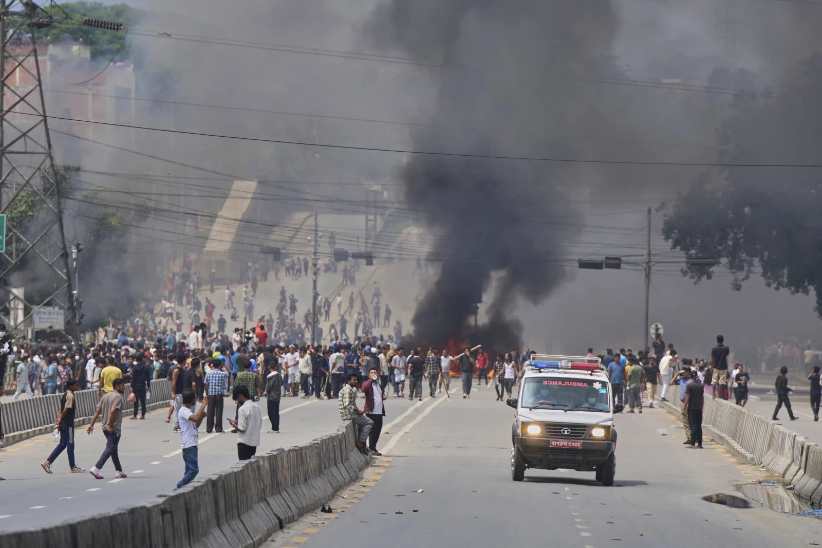 Nepal hỗn loạn: Quân đội ra tay, lộ diện ứng viên thủ tướng lâm thời- Ảnh 6. Nepal hỗn loạn: Quân đội ra tay, lộ diện ứng viên thủ tướng lâm thời- Ảnh 6.