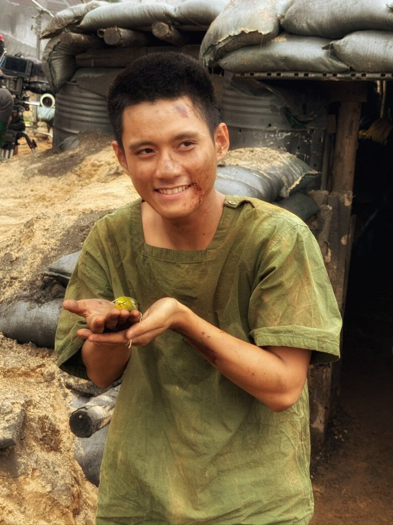 3 sao nam có thể "sĩ cả đời" vì đóng Mưa Đỏ lẫn Tử Chiến Trên Không: Steven Nguyễn sốc khi biết "em trai" góp mặt 4 Tú là cậu em út dễ thương và để lại nhiều day dứt nhất phim Mưa Đỏ.