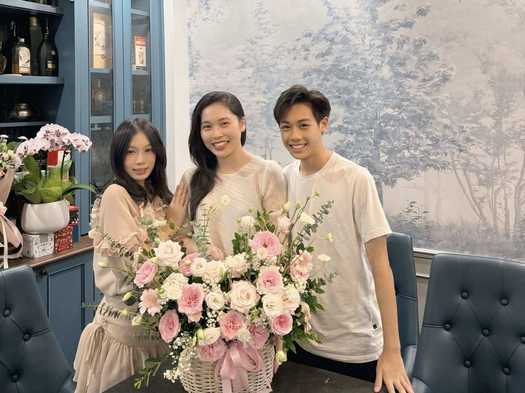 "Bánh đúc có xương" của Vbiz: Diva Mỹ Linh khoe con riêng lai Đức của chồng, 3 nàng hậu là mẹ kế dịu dàng 18 Á hậu Thu Trang gần gũi bên 2 con riêng của chồng.