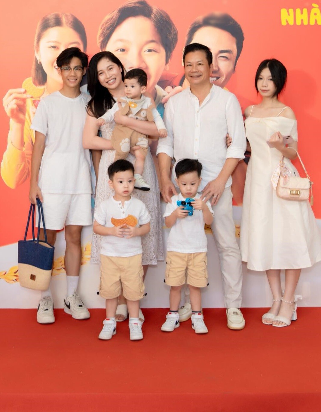 "Bánh đúc có xương" của Vbiz: Diva Mỹ Linh khoe con riêng lai Đức của chồng, 3 nàng hậu là mẹ kế dịu dàng 20 Vợ chồng Shark Hưng thường xuyên chia sẻ hình ảnh đời thường bên các con.