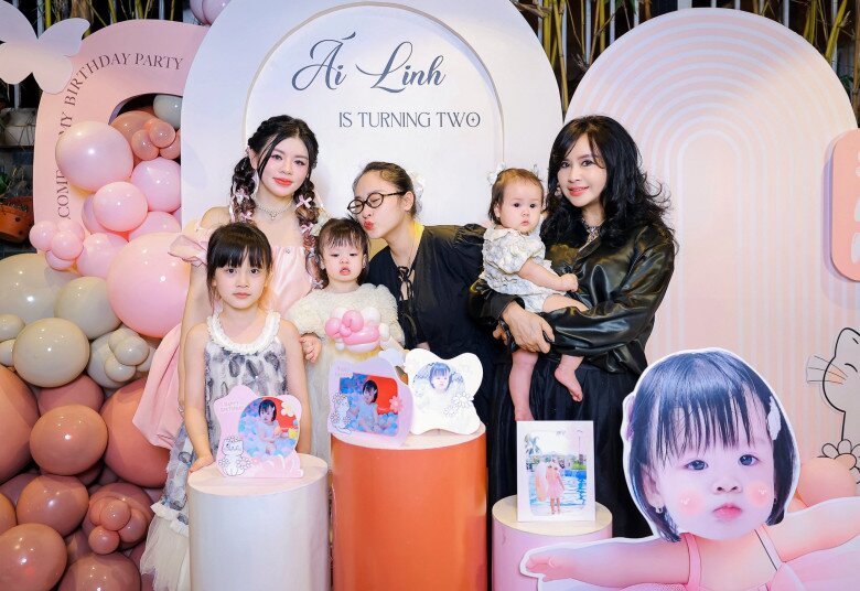 Đầu tháng 9/2025, con gái và cháu ngoại Thanh Lam dự tiệc sinh nhật bé Sam Sam - cháu nội của bác sĩ Tiến Hùng.