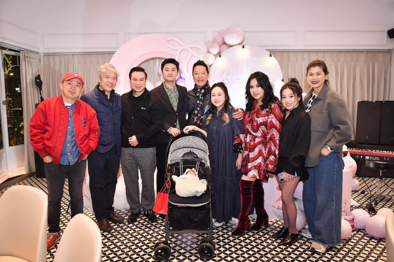 2 gia đình gồm: vợ chồng diva Thanh Lam - bác sĩ Tiến Hùng, nhạc sĩ Quốc Trung - bạn gái là doanh nhân Hương Lan thường xuyên tụ họp vui chơi, ăn uống cùng nhau.