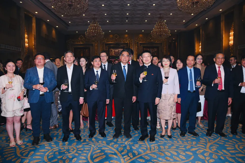 Tổng Lãnh sự Trung Quốc tại TP.HCM Đường Lập, Phó Chủ tịch UBND TP.HCM Nguyễn Lộc Hà cùng các đại biểu tham dự sự kiện. Ảnh: TRẦN LINH tong-lanh-su-trung-quoc-duong-lap-quoc-khanh-trung-quoc.jpg