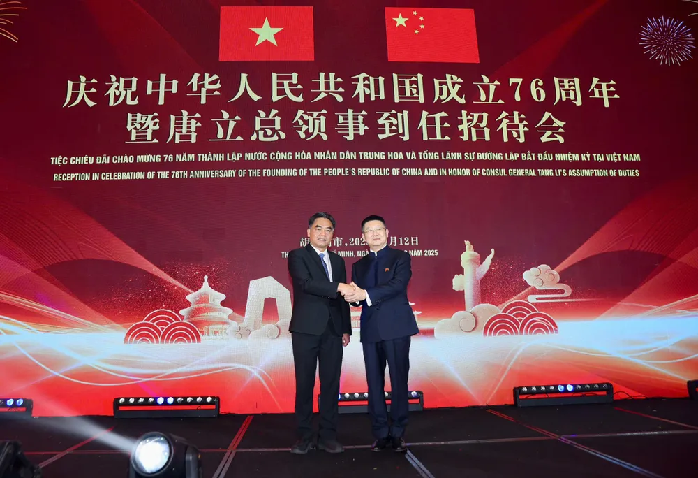 Phó Chủ tịch UBND TP.HCM Nguyễn Lộc Hà (trái) và Tổng Lãnh sự Trung Quốc tại TP.HCM Đường Lập. Ảnh: TRẦN LINH Tổng Lãnh sự Trung Quốc chia sẻ điều may mắn khi nhận nhiệm vụ ở TP.HCM