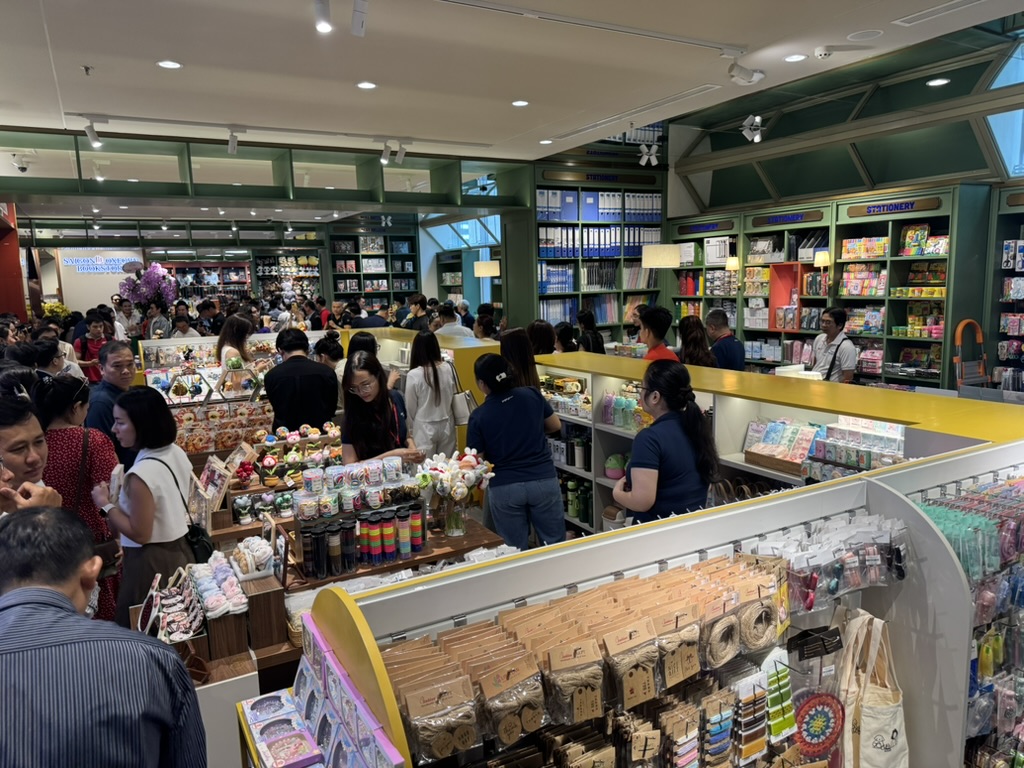 Nhà sách truyền thống có bị 'bức tử' trước thương mại điện tử?- Ảnh 3.