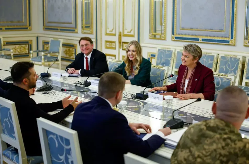 Ngoại trưởng Anh Yvette Cooper (áo đỏ) gặp Tổng thống Ukraine Volodymyr Zelensky hôm 12-9. Ảnh: PA chien-su-nga-ukraine-13-9.png