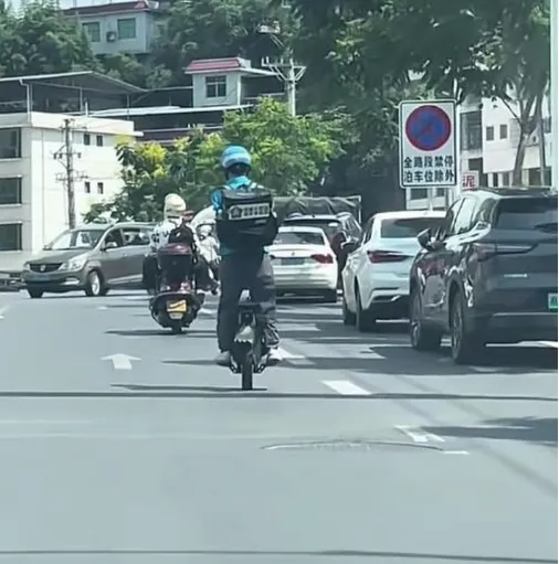 Người đàn ông mất hai tay (3).png