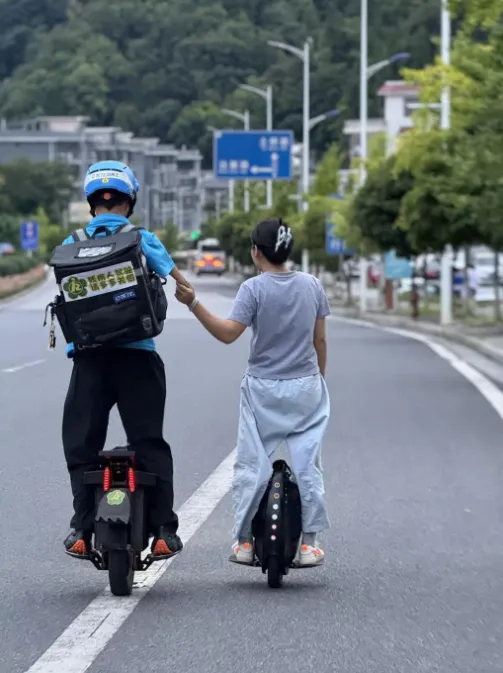 Người đàn ông mất hai tay (4).png