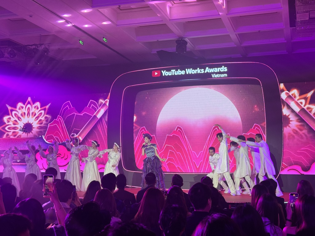 Người Việt dành trung bình 4 tiếng mỗi ngày xem YouTube trên TV- Ảnh 3. Người Việt dành trung bình 4 tiếng mỗi ngày xem YouTube trên TV- Ảnh 3.