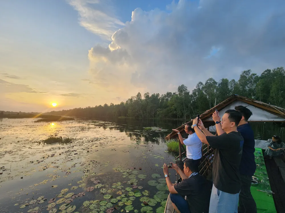 Đoàn doanh nghiệp lữ hành khảo sát điểm Vườn quốc gia Tràm Chim. Ảnh: TT. lien-ket-vung-2.jpg