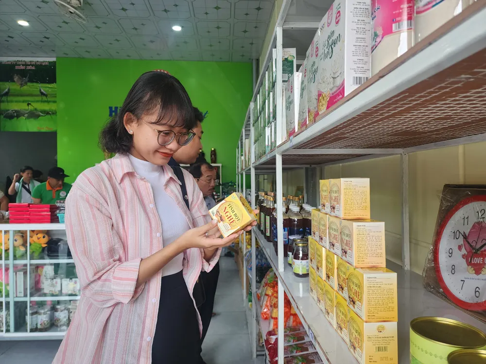 Địa phương còn đẩy mạnh phát triển các sản phẩm OCOP đặc trưng. Ảnh: TT. lien-ket-vung-3.jpg