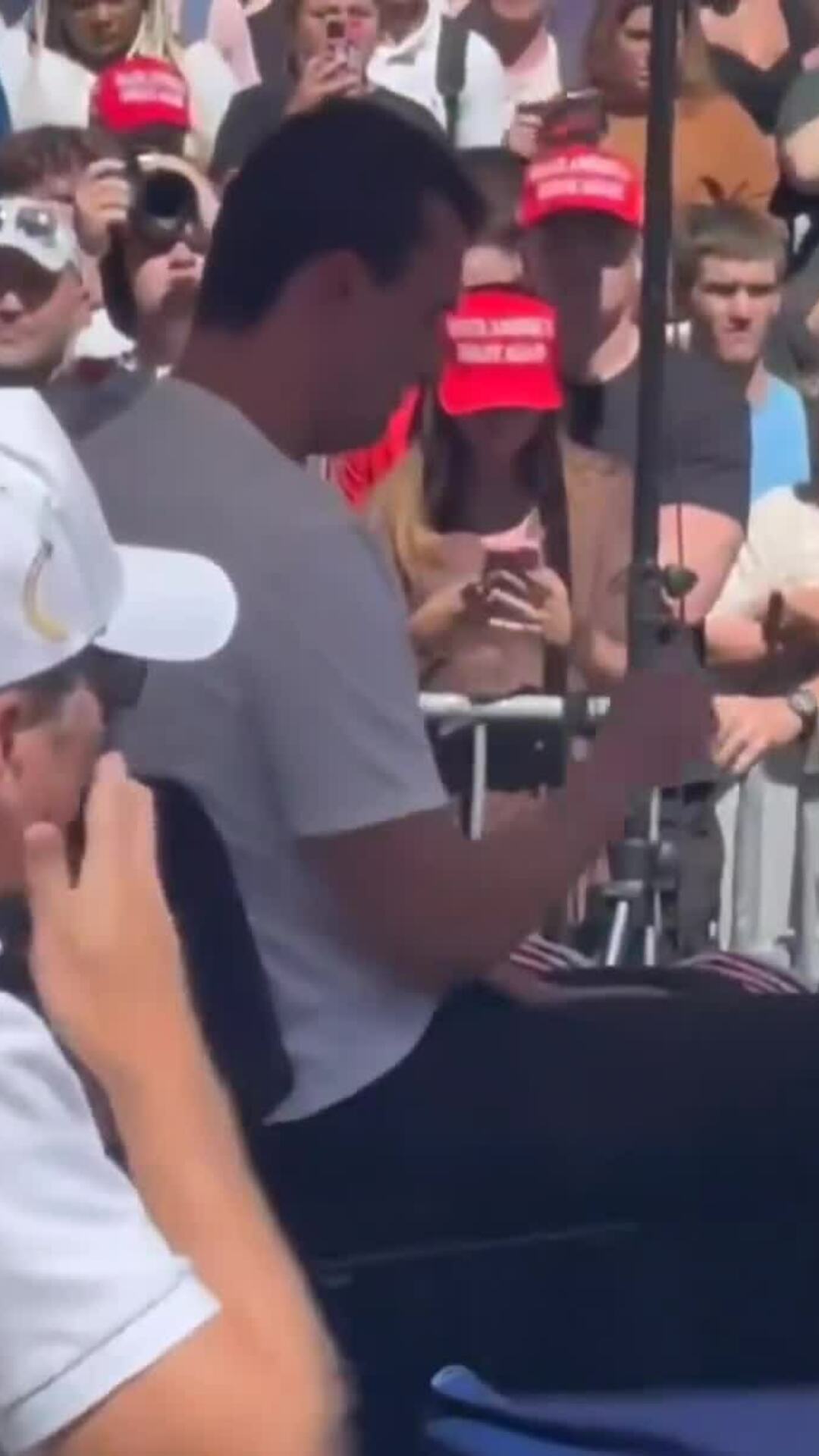 Nhà hoạt động bảo thủ Mỹ bị bắn chết giữa trường học