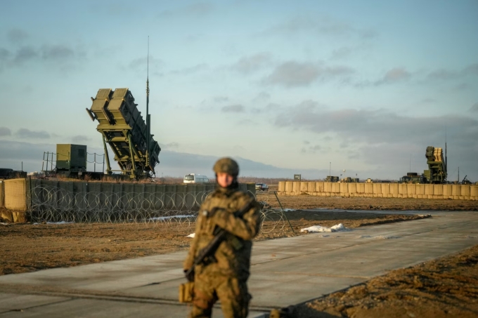 Một người lính đứng gác khu đặt hệ thống phòng thủ Patriot ở đông nam Ba Lan hồi tháng 1. Ảnh: Zuma Press