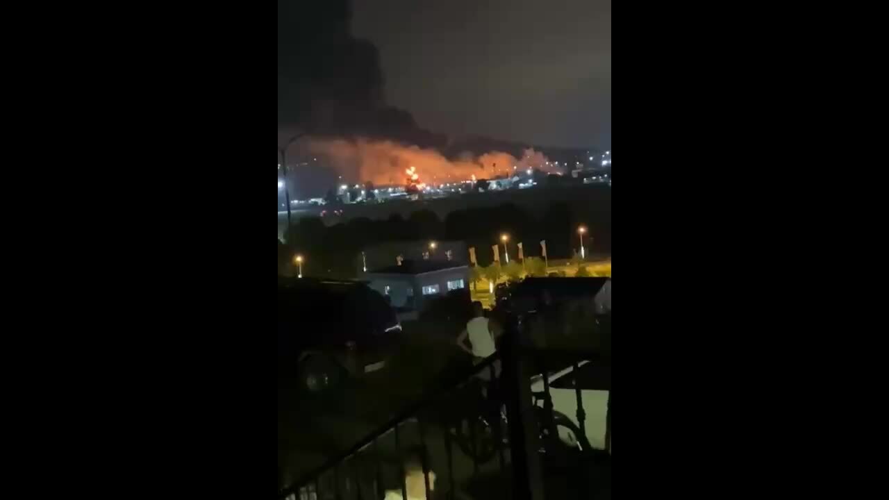 Ukraine phóng UAV tập kích, kho dầu Nga bốc cháy ngùn ngụt