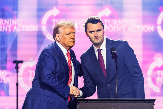 Ông Trump và Charlie Kirk trong sự kiện mừng chiến thắng ở Phoenix, bang Arizona, ngày 22/12/2024. Ảnh: AFP