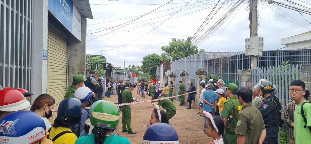 Công an khám nghiệm hiện trường. Ảnh: T.T sát hại bốn người.jpg