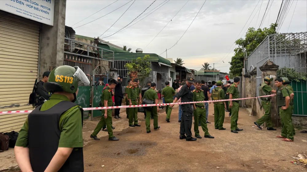Nhiều cảnh sát có mặt tại hiện trường và tỏa ra các hướng để truy bắt Thuận. Ảnh: C.A sát hại bốn người 100.jpg