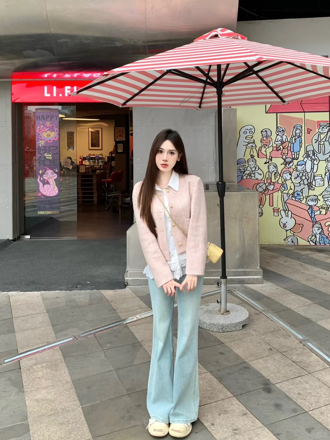 "Quần jeans ống loe nhẹ" bùng nổ mùa hè này! Giải mã 3 công thức phối đồ, vừa che khuyết điểm chân vừa giúp dáng thon gọn - Ảnh 2. "Quần jeans ống loe nhẹ" bùng nổ mùa hè này! Giải mã 3 công thức phối đồ, vừa che khuyết điểm chân vừa giúp dáng thon gọn - Ảnh 2.