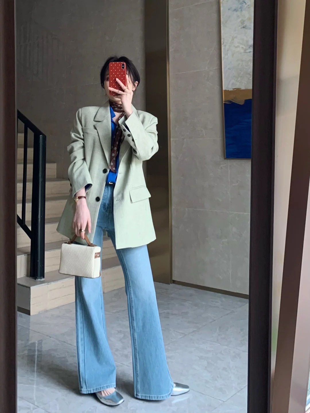 "Quần jeans ống loe nhẹ" bùng nổ mùa hè này! Giải mã 3 công thức phối đồ, vừa che khuyết điểm chân vừa giúp dáng thon gọn - Ảnh 3. "Quần jeans ống loe nhẹ" bùng nổ mùa hè này! Giải mã 3 công thức phối đồ, vừa che khuyết điểm chân vừa giúp dáng thon gọn - Ảnh 3.