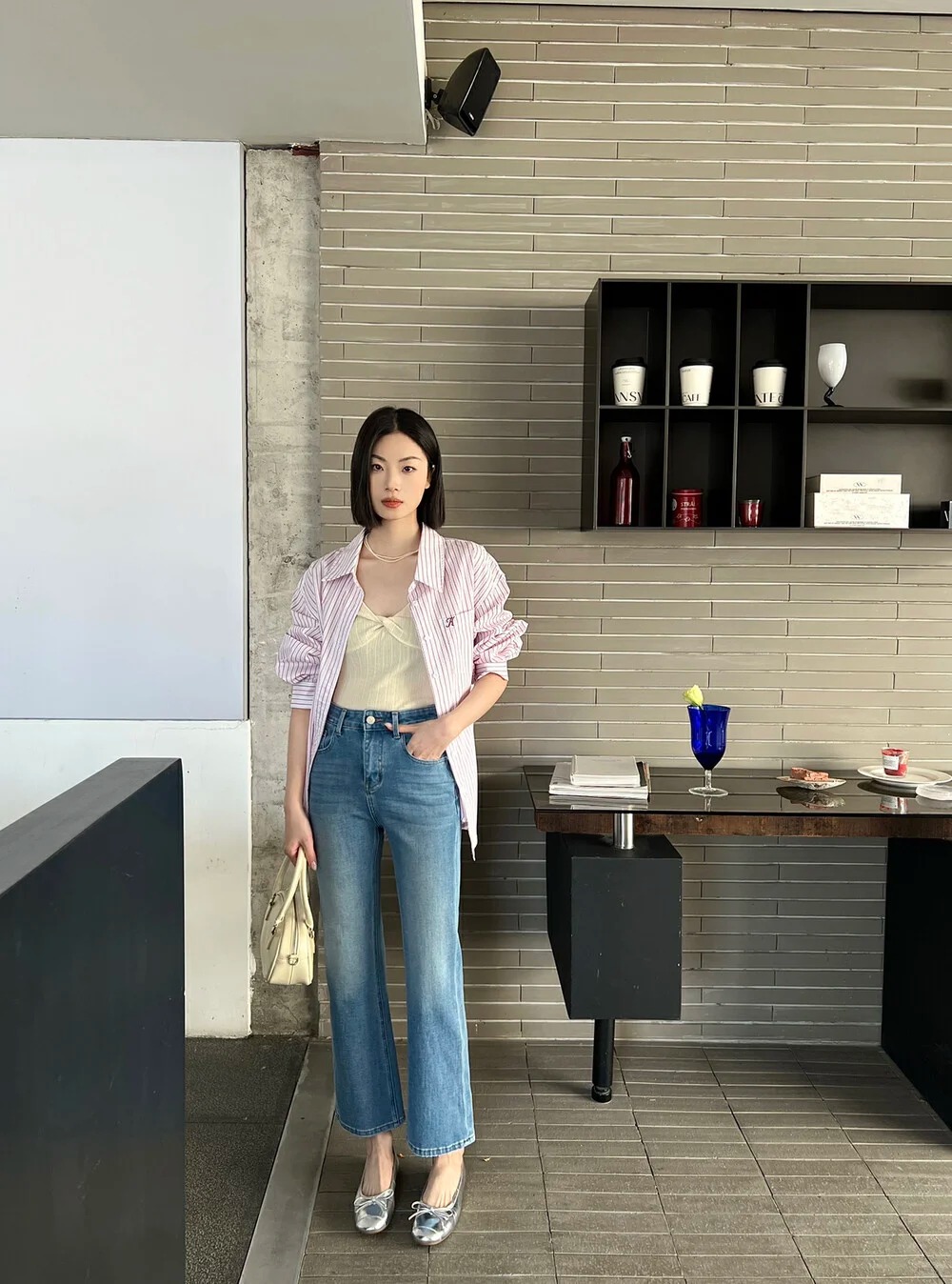 "Quần jeans ống loe nhẹ" bùng nổ mùa hè này! Giải mã 3 công thức phối đồ, vừa che khuyết điểm chân vừa giúp dáng thon gọn - Ảnh 4. "Quần jeans ống loe nhẹ" bùng nổ mùa hè này! Giải mã 3 công thức phối đồ, vừa che khuyết điểm chân vừa giúp dáng thon gọn - Ảnh 4.