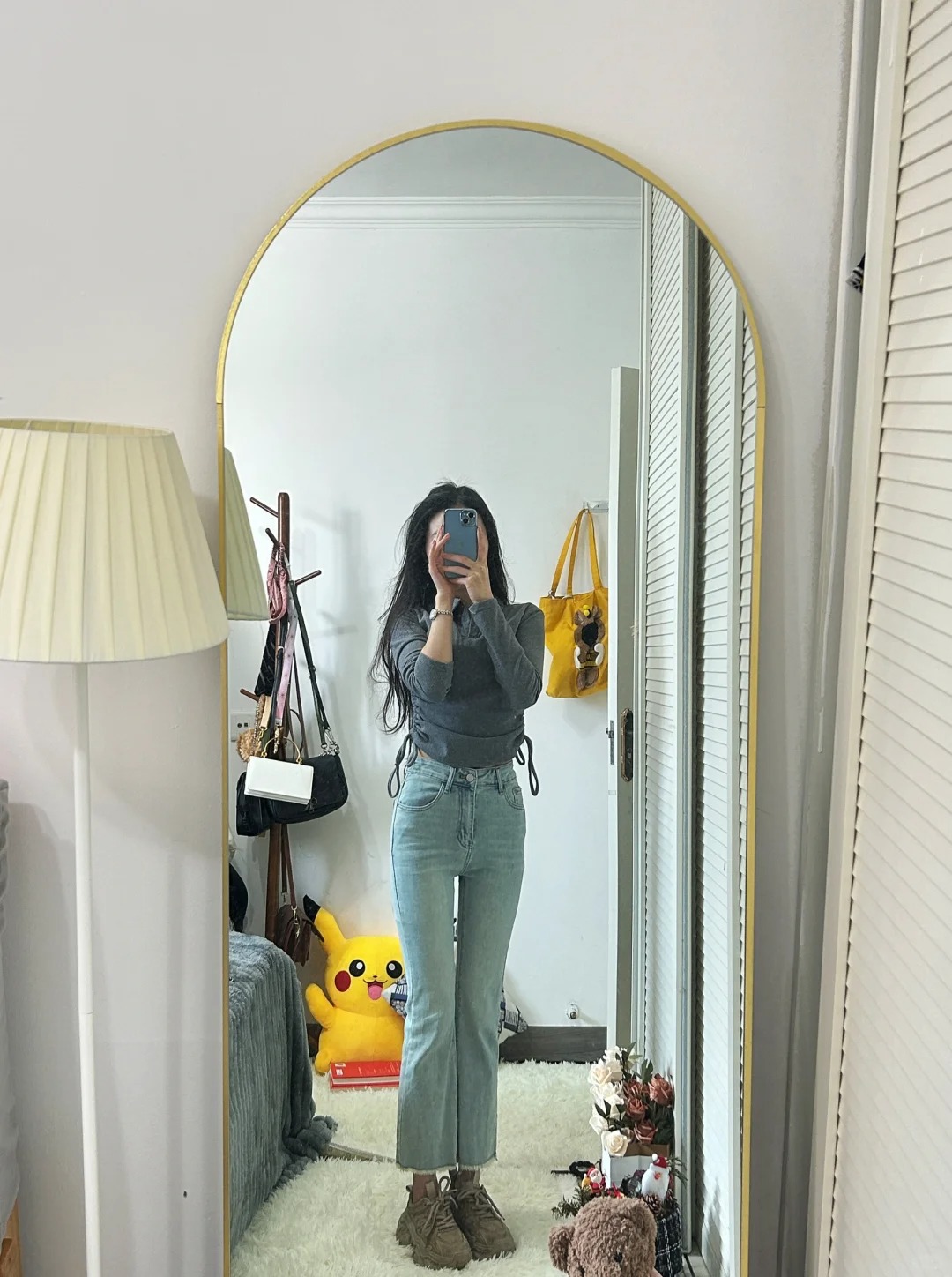 "Quần jeans ống loe nhẹ" bùng nổ mùa hè này! Giải mã 3 công thức phối đồ, vừa che khuyết điểm chân vừa giúp dáng thon gọn - Ảnh 5. "Quần jeans ống loe nhẹ" bùng nổ mùa hè này! Giải mã 3 công thức phối đồ, vừa che khuyết điểm chân vừa giúp dáng thon gọn - Ảnh 5.