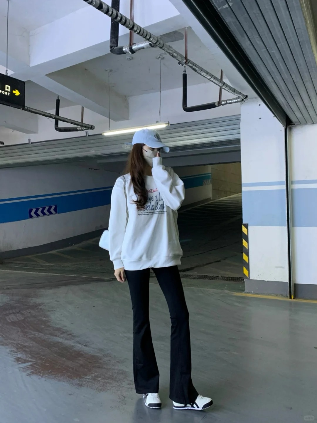 "Quần jeans ống loe nhẹ" bùng nổ mùa hè này! Giải mã 3 công thức phối đồ, vừa che khuyết điểm chân vừa giúp dáng thon gọn - Ảnh 9. "Quần jeans ống loe nhẹ" bùng nổ mùa hè này! Giải mã 3 công thức phối đồ, vừa che khuyết điểm chân vừa giúp dáng thon gọn - Ảnh 9.