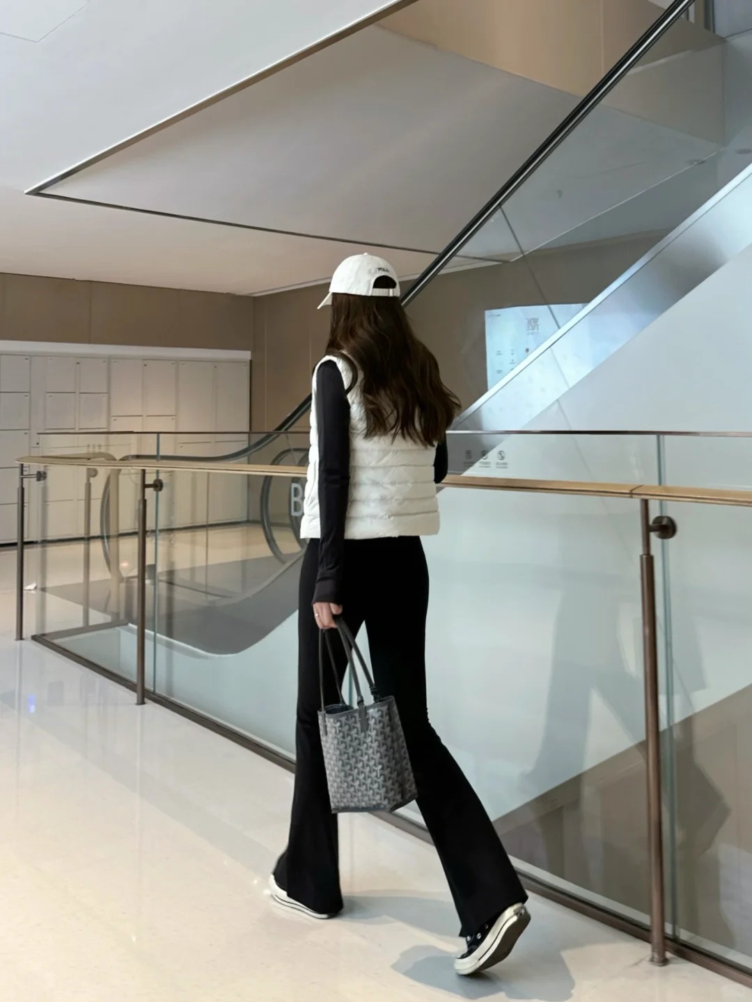 "Quần jeans ống loe nhẹ" bùng nổ mùa hè này! Giải mã 3 công thức phối đồ, vừa che khuyết điểm chân vừa giúp dáng thon gọn - Ảnh 11. "Quần jeans ống loe nhẹ" bùng nổ mùa hè này! Giải mã 3 công thức phối đồ, vừa che khuyết điểm chân vừa giúp dáng thon gọn - Ảnh 11.