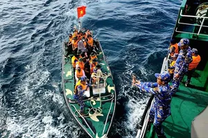 Đoàn đại biểu TP.HCM tiếp thêm sức mạnh từ đất liền đến đảo xa