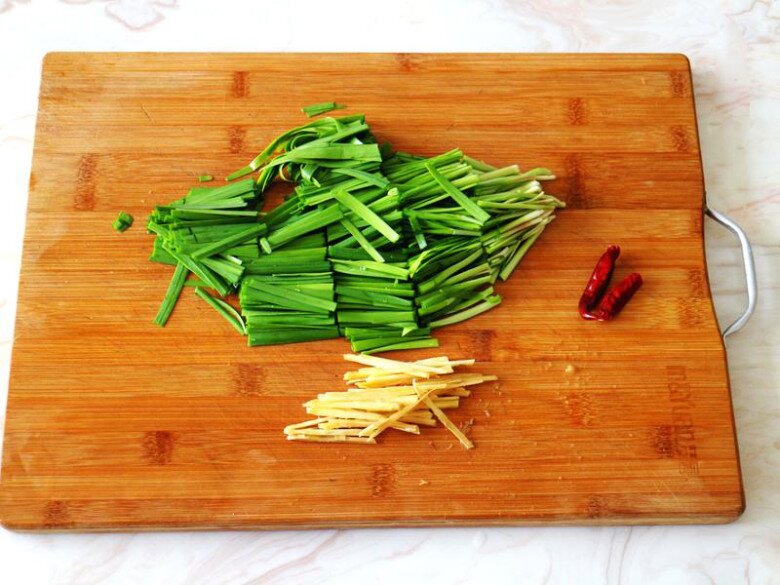 Lá này rẻ bèo nhưng giúp giải độc gan, sáng mắt, đem rang với tôm sông được món cực ngon 4 Lá này rẻ bèo nhưng giúp giải độc gan, sáng mắt, đem rang với tôm sông được món cực ngon - 4