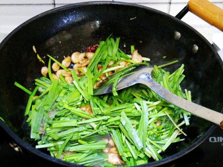 Lá này rẻ bèo nhưng giúp giải độc gan, sáng mắt, đem rang với tôm sông được món cực ngon 7 Lá này rẻ bèo nhưng giúp giải độc gan, sáng mắt, đem rang với tôm sông được món cực ngon - 7