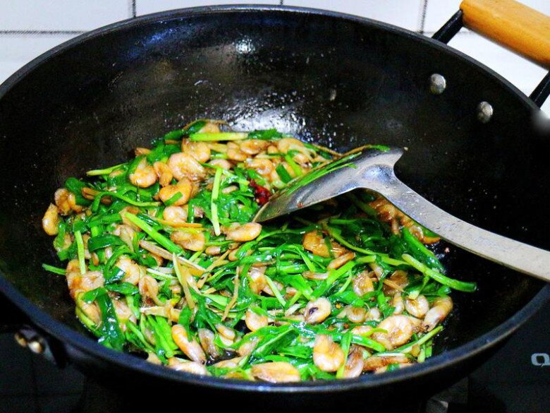 Lá này rẻ bèo nhưng giúp giải độc gan, sáng mắt, đem rang với tôm sông được món cực ngon 8 Lá này rẻ bèo nhưng giúp giải độc gan, sáng mắt, đem rang với tôm sông được món cực ngon - 8