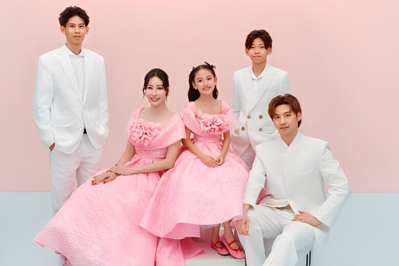 "Bánh đúc có xương" của Vbiz: Diva Mỹ Linh khoe con riêng lai Đức của chồng, 3 nàng hậu là mẹ kế dịu dàng 6 Hà Kiều Anh nổi tiếng là hoa hậu 4 con.