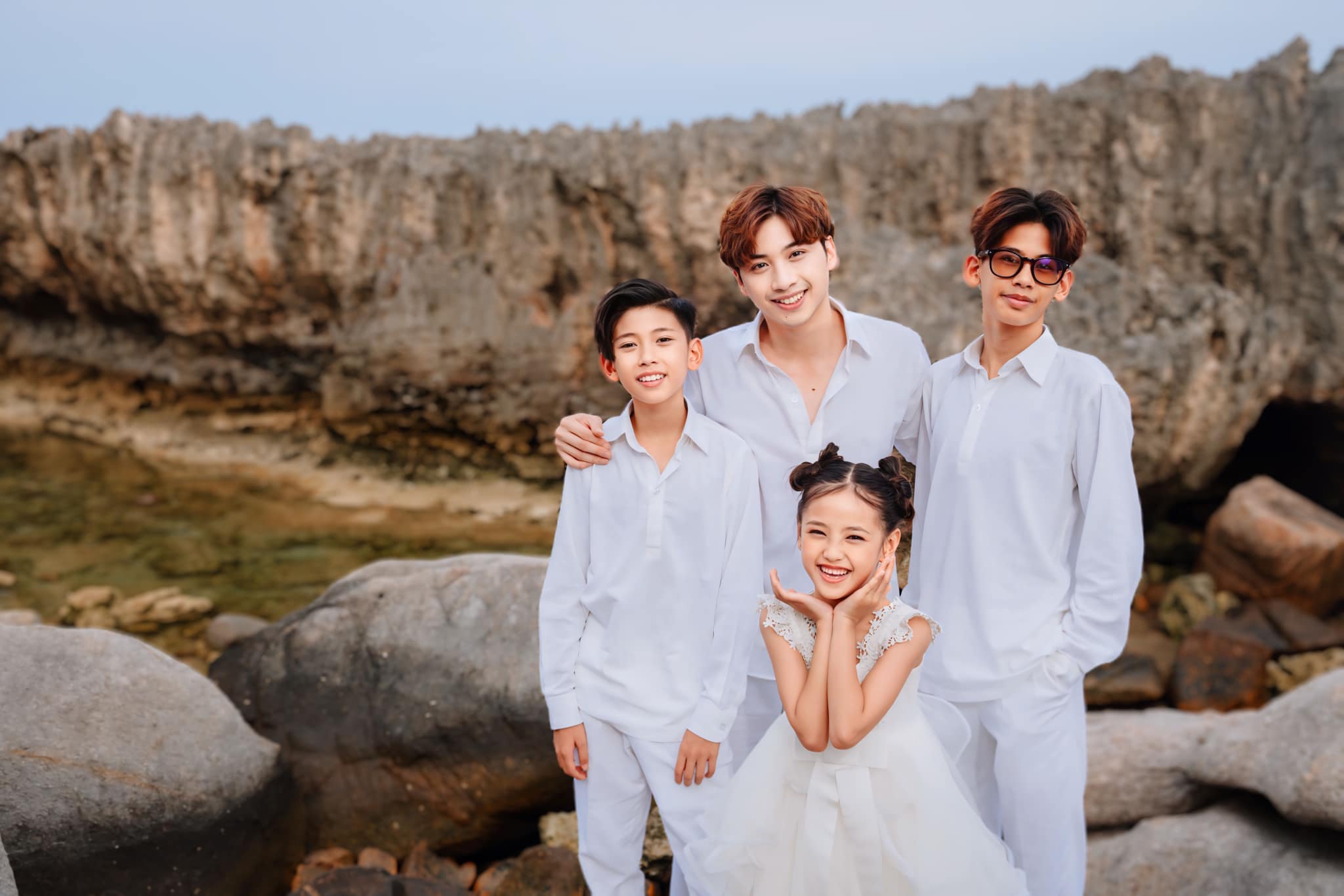 "Bánh đúc có xương" của Vbiz: Diva Mỹ Linh khoe con riêng lai Đức của chồng, 3 nàng hậu là mẹ kế dịu dàng 10 Hà Kiều Anh tự hào vì con trai cả hết lòng yêu thương các em.