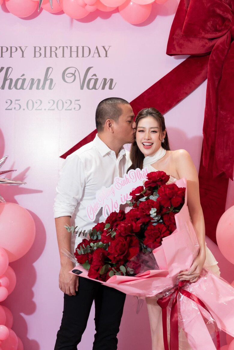 "Bánh đúc có xương" của Vbiz: Diva Mỹ Linh khoe con riêng lai Đức của chồng, 3 nàng hậu là mẹ kế dịu dàng 12 Khánh Vân có cuộc sống hôn nhân màu hồng sau khi về chung nhà với chồng nhiếp ảnh gia.