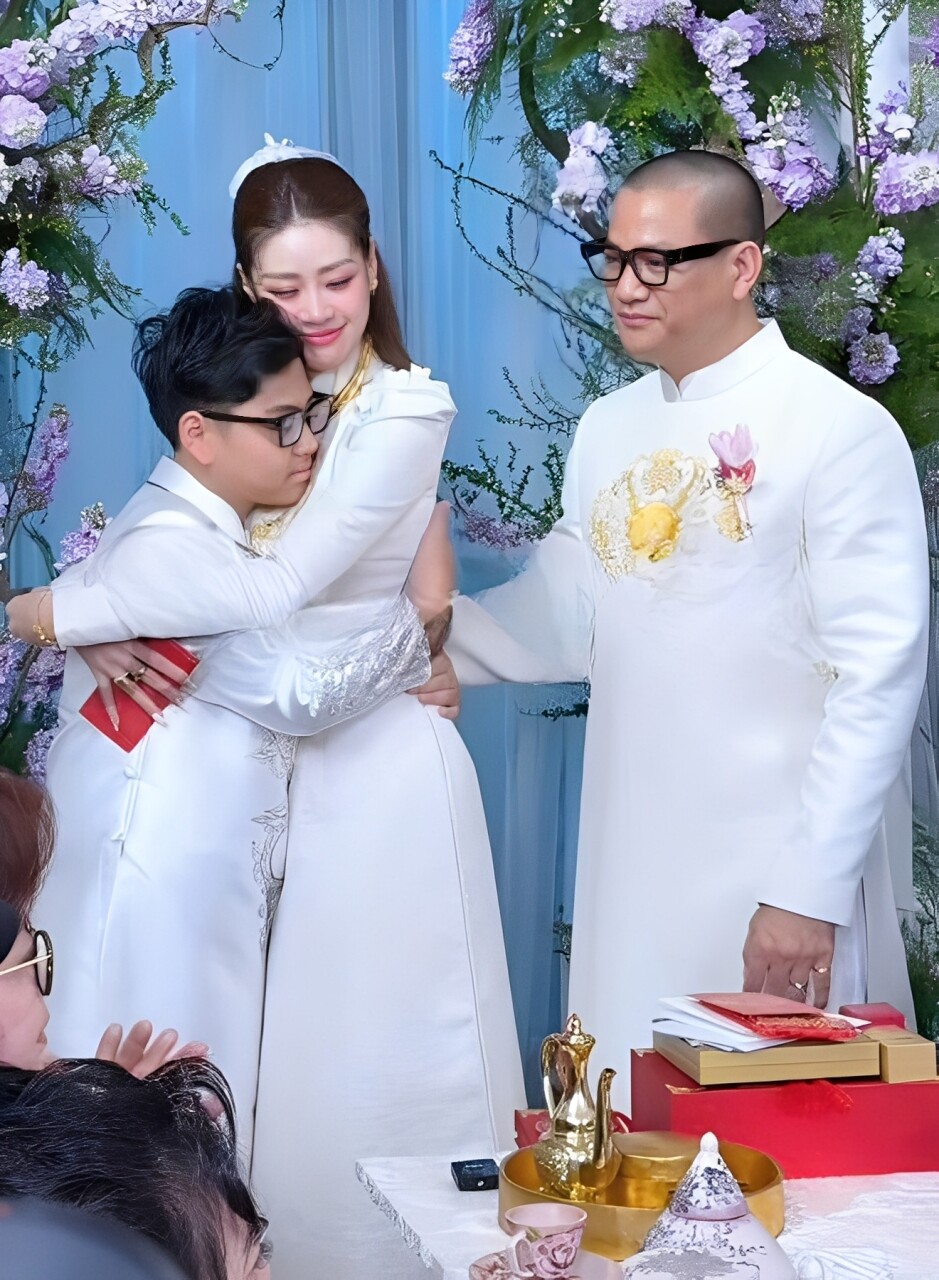 "Bánh đúc có xương" của Vbiz: Diva Mỹ Linh khoe con riêng lai Đức của chồng, 3 nàng hậu là mẹ kế dịu dàng 14 Khánh Vân bật khóc, ôm lấy con trai trong ngày trọng đại.