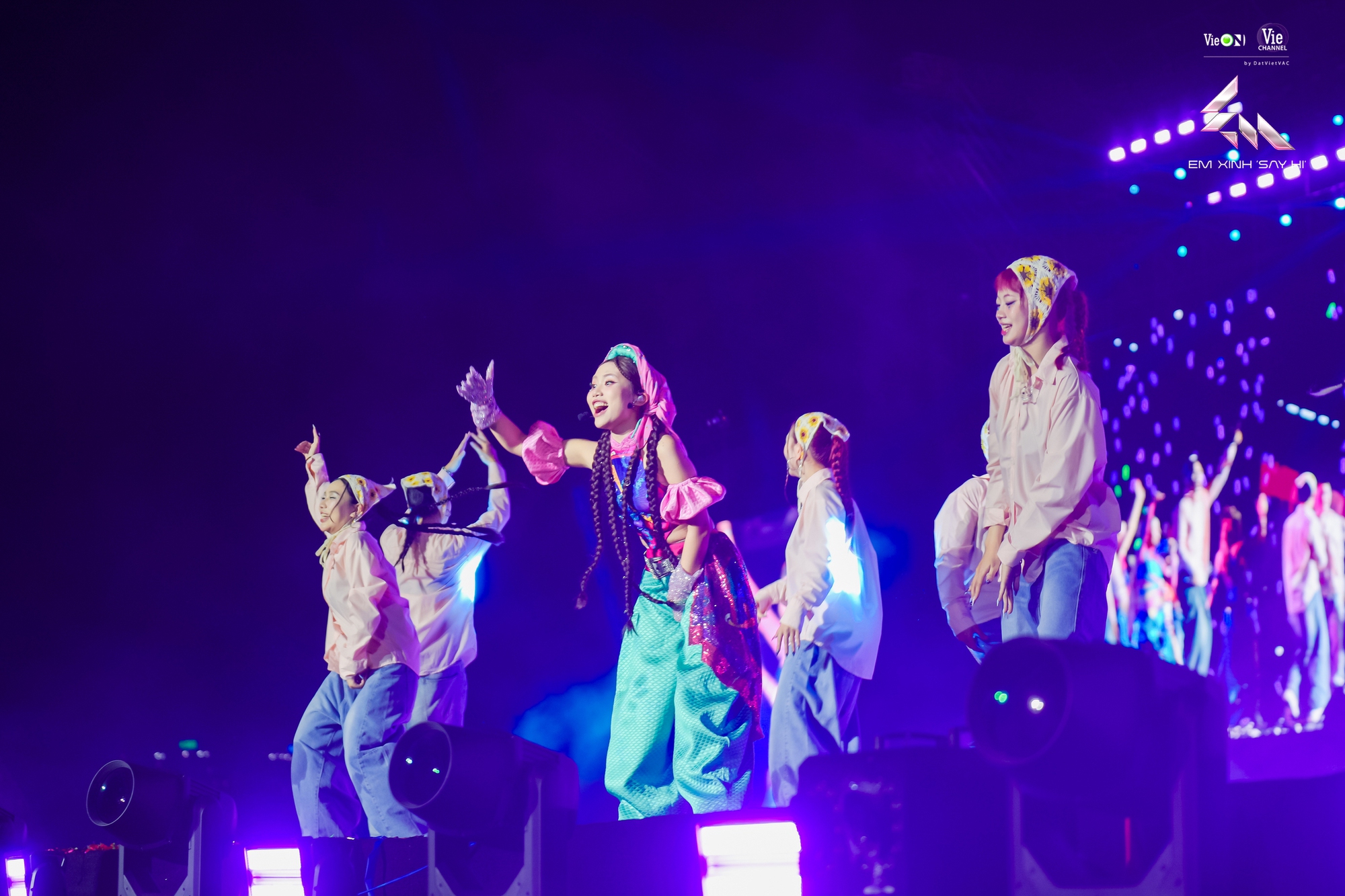 Em Xinh “Say Hi” Concert – Đêm 1: Bích Phương – Tăng Duy Tân được fan tung hô “cặp đôi OTP” ngay trên sân khấu- Ảnh 3. Em Xinh “Say Hi” Concert – Đêm 1: Bích Phương – Tăng Duy Tân được fan tung hô “cặp đôi OTP” ngay trên sân khấu- Ảnh 3.