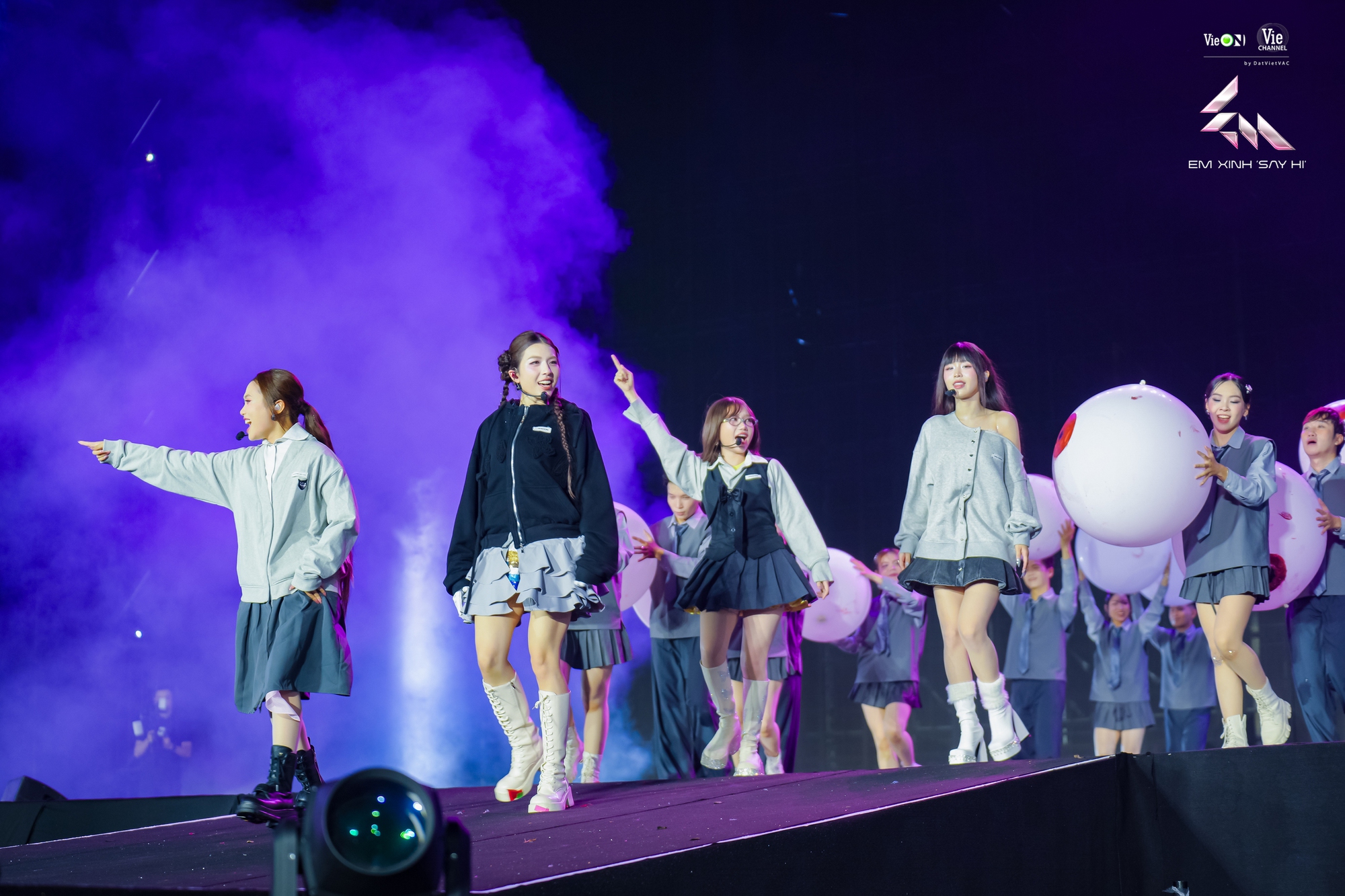 Em Xinh “Say Hi” Concert – Đêm 1: Bích Phương – Tăng Duy Tân được fan tung hô “cặp đôi OTP” ngay trên sân khấu- Ảnh 7. Em Xinh “Say Hi” Concert – Đêm 1: Bích Phương – Tăng Duy Tân được fan tung hô “cặp đôi OTP” ngay trên sân khấu- Ảnh 7.