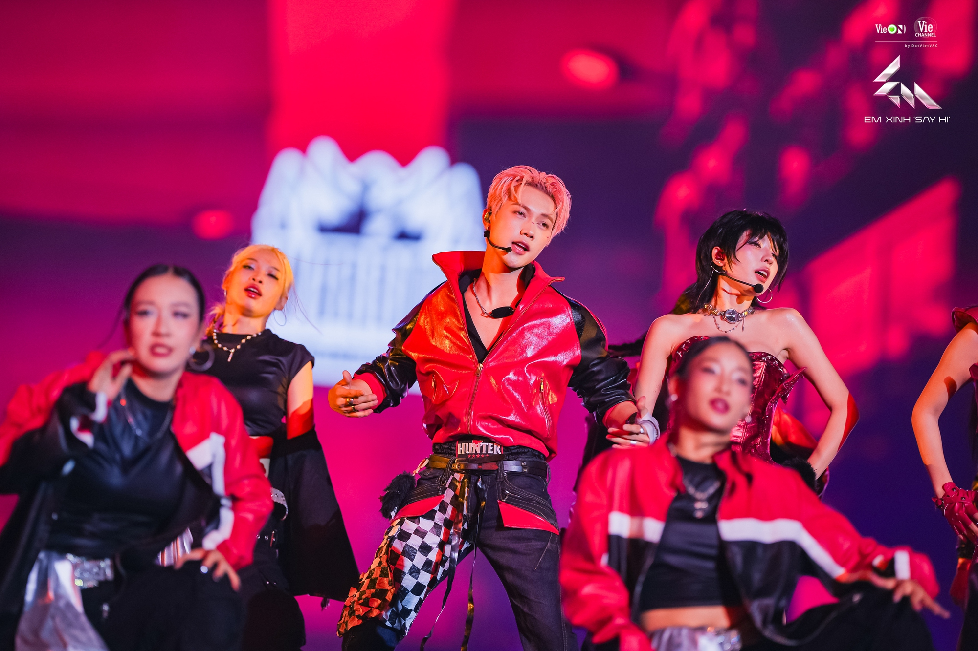 Em Xinh “Say Hi” Concert – Đêm 1: Bích Phương – Tăng Duy Tân được fan tung hô “cặp đôi OTP” ngay trên sân khấu- Ảnh 8. Em Xinh “Say Hi” Concert – Đêm 1: Bích Phương – Tăng Duy Tân được fan tung hô “cặp đôi OTP” ngay trên sân khấu- Ảnh 8.