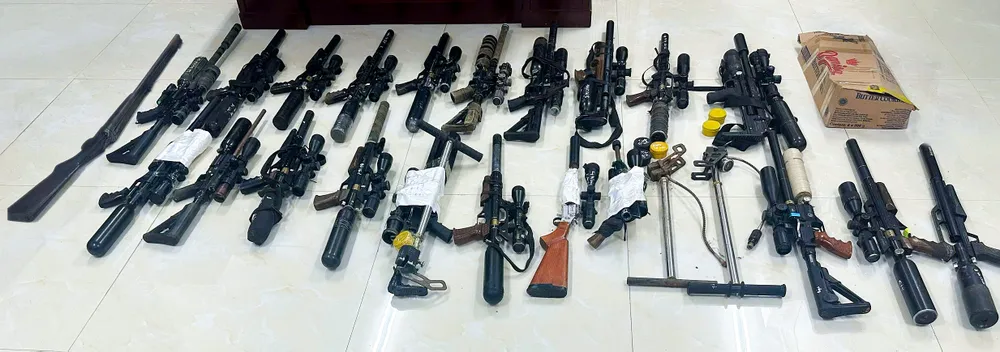 Vũ khí thu giữ của các đối tượng. Ảnh: CA Vụ chế tạo, mua bán vũ khí hàng chục tỉ đồng Mua một về bán gấp đôi.jpg