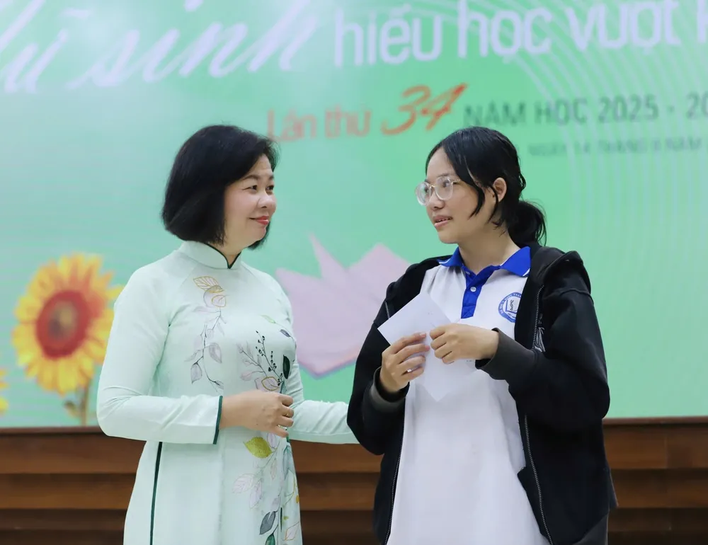 Bà Lý Việt Trung, Tổng Biên tập Báo Phụ Nữ TP.HCM ân cần thăm hỏi nữ sinh được nhận học bổng. Nữ sinh hiếu học vượt khó (6).jpg