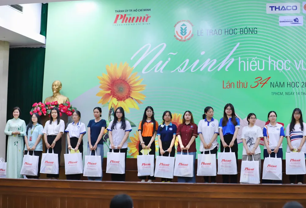 Báo Phụ Nữ TP.HCM đã trao 222 suất học bổng (đợt 1) cho nữ sinh hiếu học vượt khó. Nữ sinh hiếu học vượt khó (7).jpg